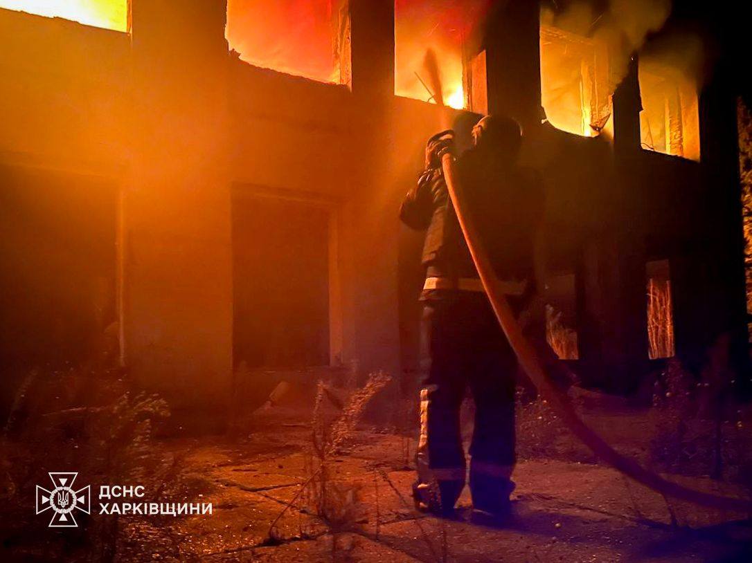 У будинку культури на Харківщині спалахнула пожежа через удар БпЛА