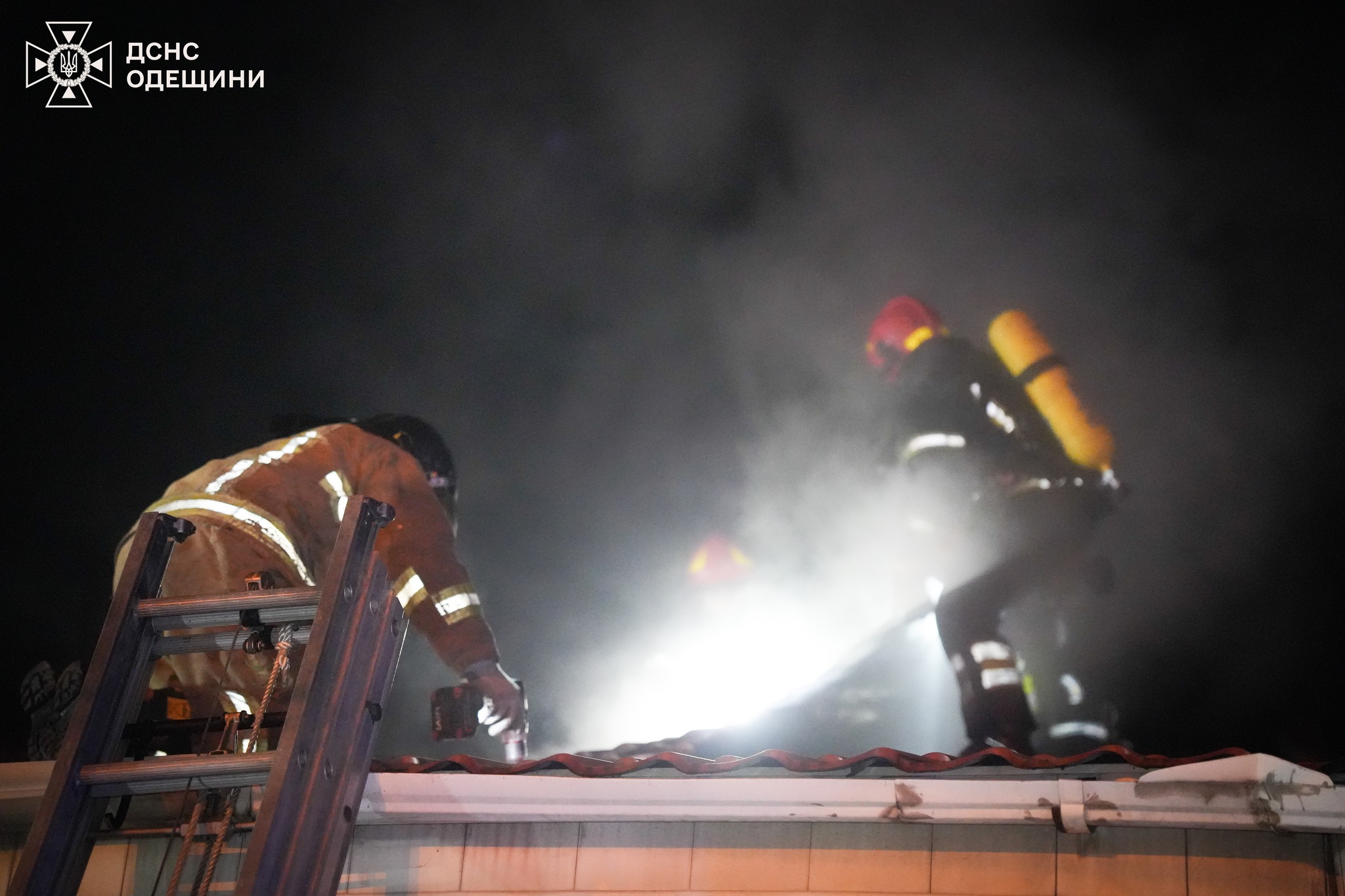 пожар на СТО в Одессе 17 декабря