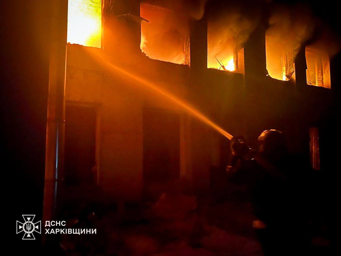 На Харківщині через удар БпЛА сталася пожежа в будинку культури