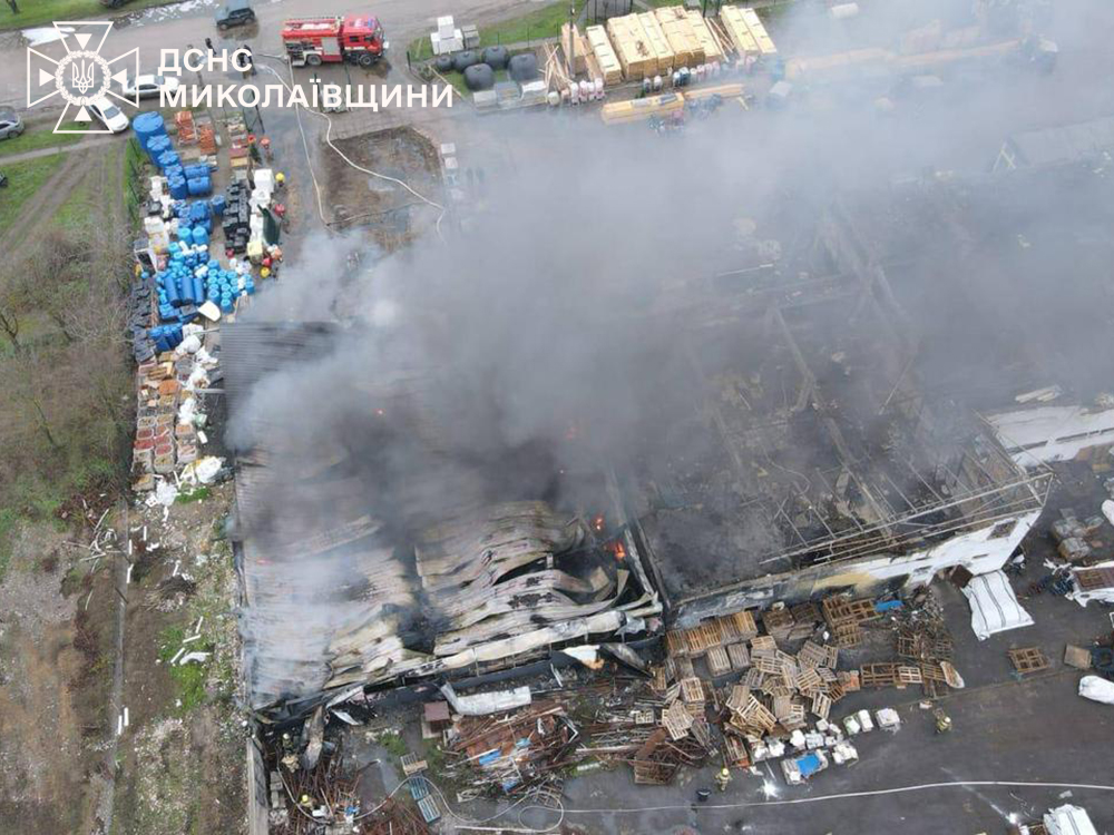 В Николаевской области на складе потушили масштабный пожар