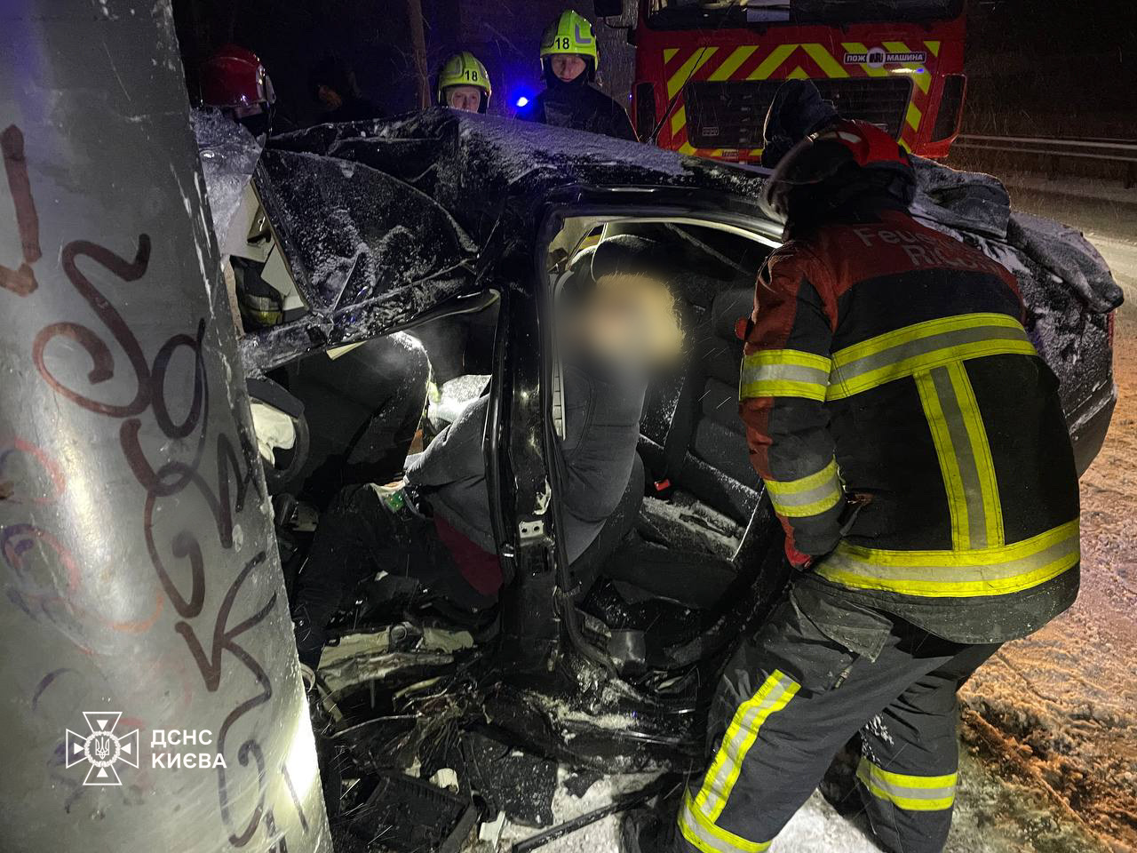 У Києві вночі легковик врізався в опору білборда