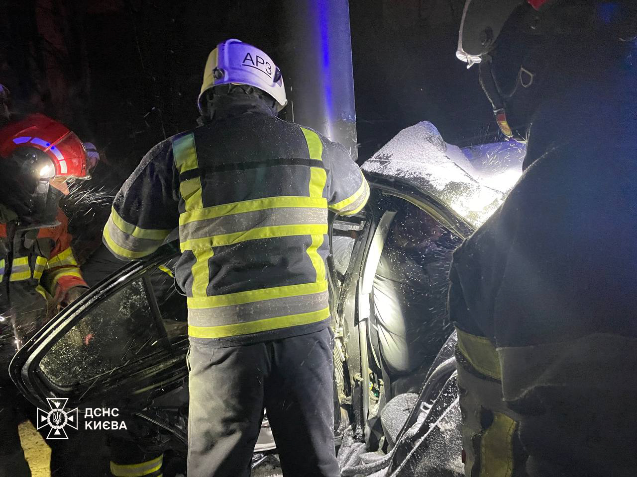 У Києві легковик врізався в опору білборда: є загиблий та постраждалі