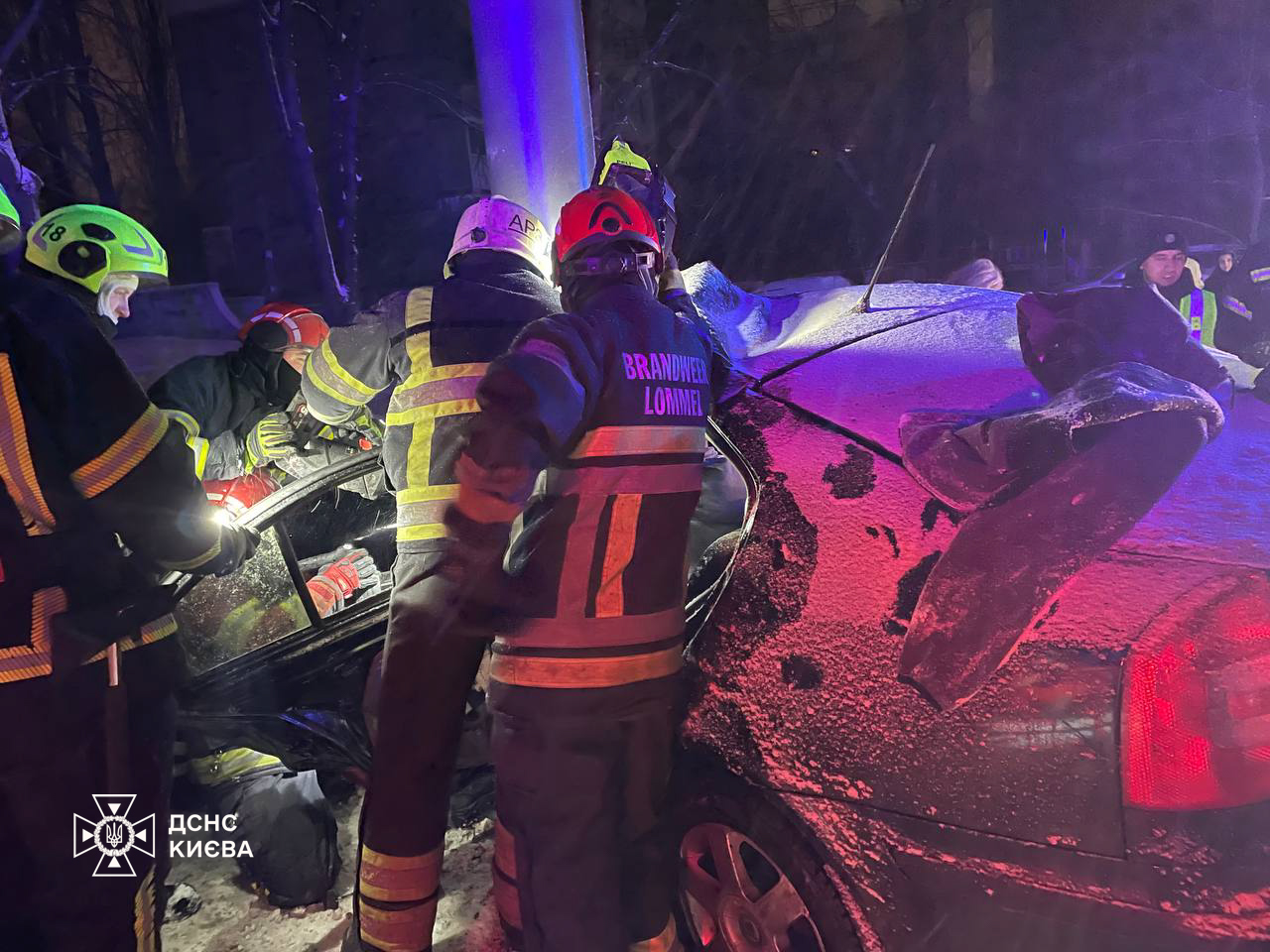 У Києві вночі автомобіль врізався в опору білборда