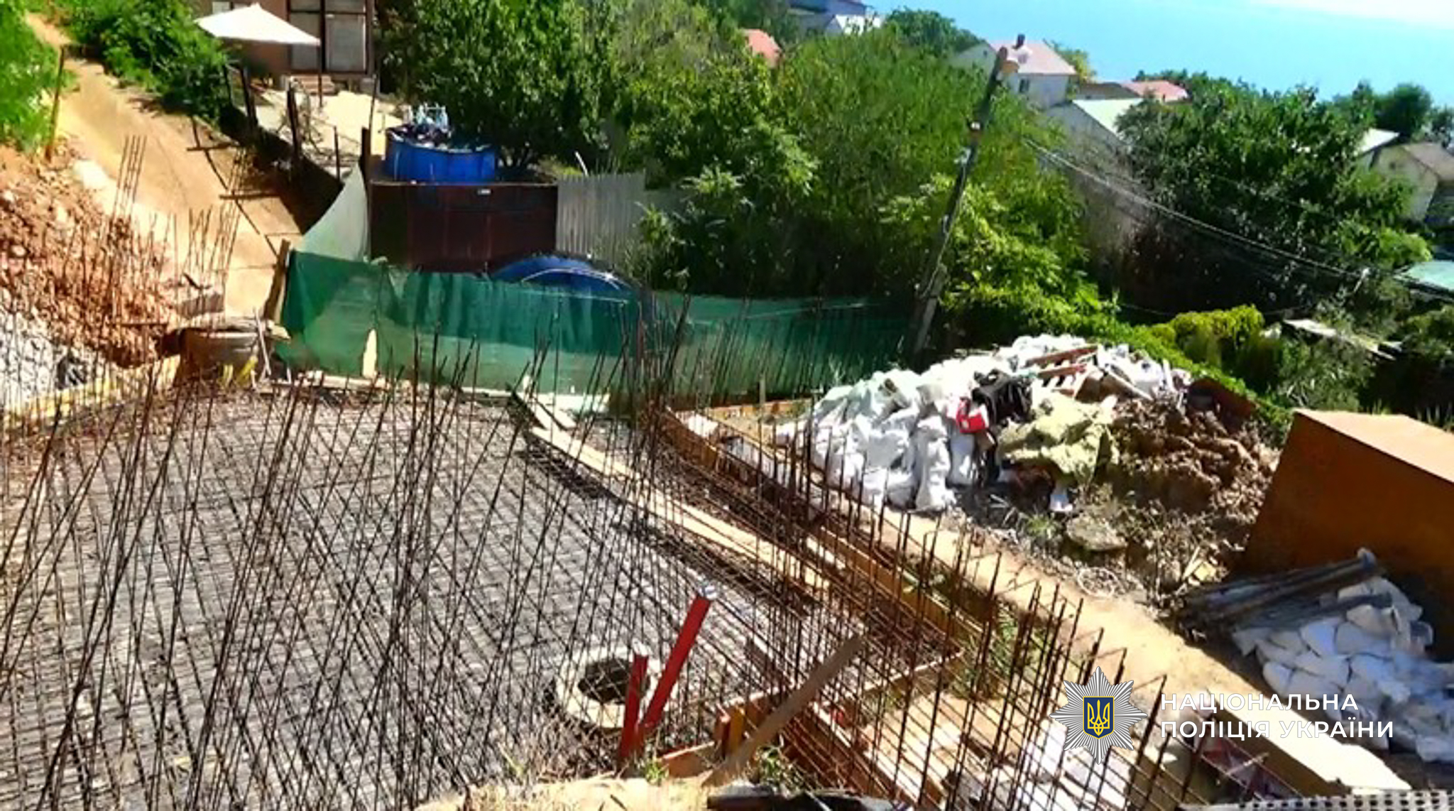 В Одесі чоловік незаконно збудував двоповерховий будинок біля узбережжя