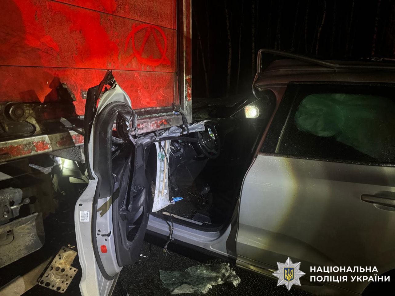 На Київщині легковик влетів у вантажівку: водій загинув
