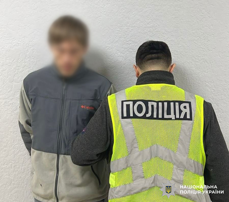 У Києві чоловік під час застілля задушив знайомого кайданками