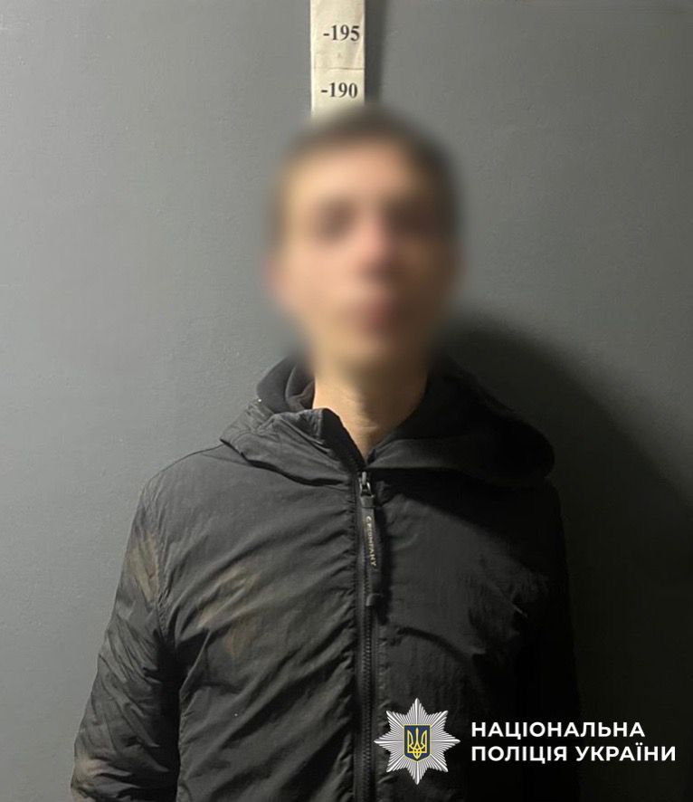 В Киеве молодой человек, угрожая пистолетом, пытался ограбить кофейню