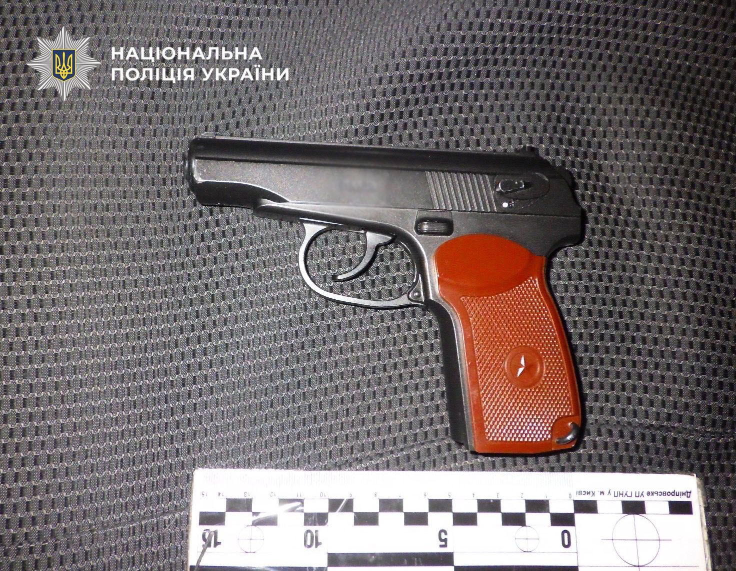 В Киеве 20-летний парень, угрожая пистолетом, пытался ограбить кофейню