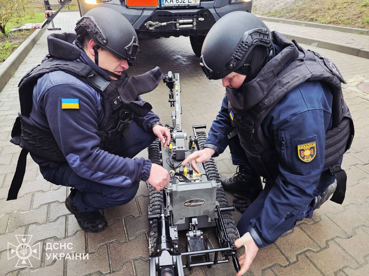 Спасатели провели операцию по разминированию многоэтажки в Вышгороде после атаки россиян
