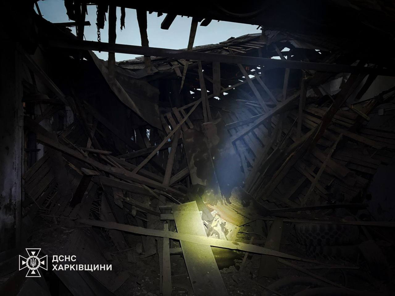 Россияне атаковали сельхозпредприятие в Харьковской области: возник масштабный пожар