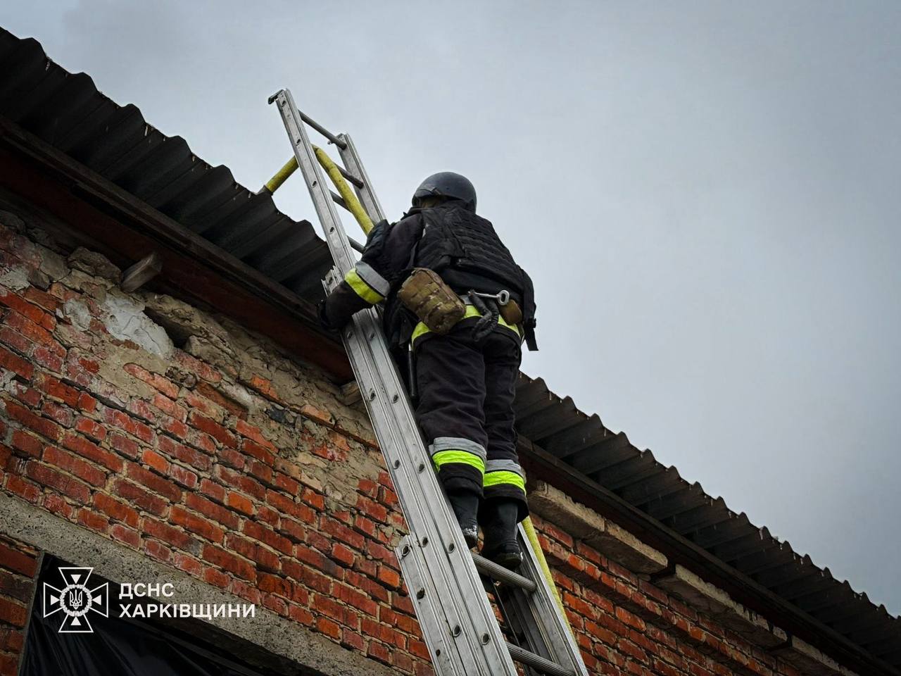 Россияне атаковали сельхозпредприятие в Харьковской области: возник пожар