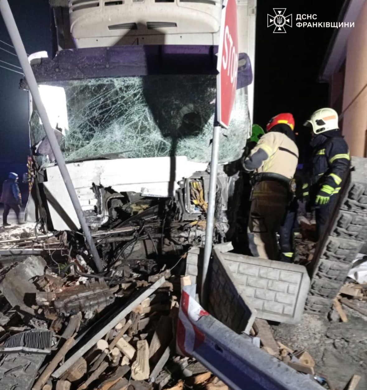 На Прикарпатье грузовик врезался в бетонное ограждение