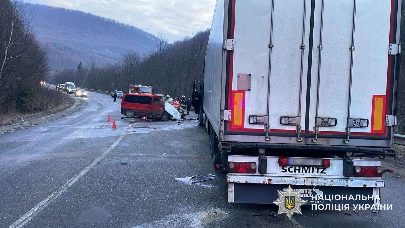 Смертельна ДТП на Абранському перевалі на Закарпатті: мікроавтобус врізався у вантажівку