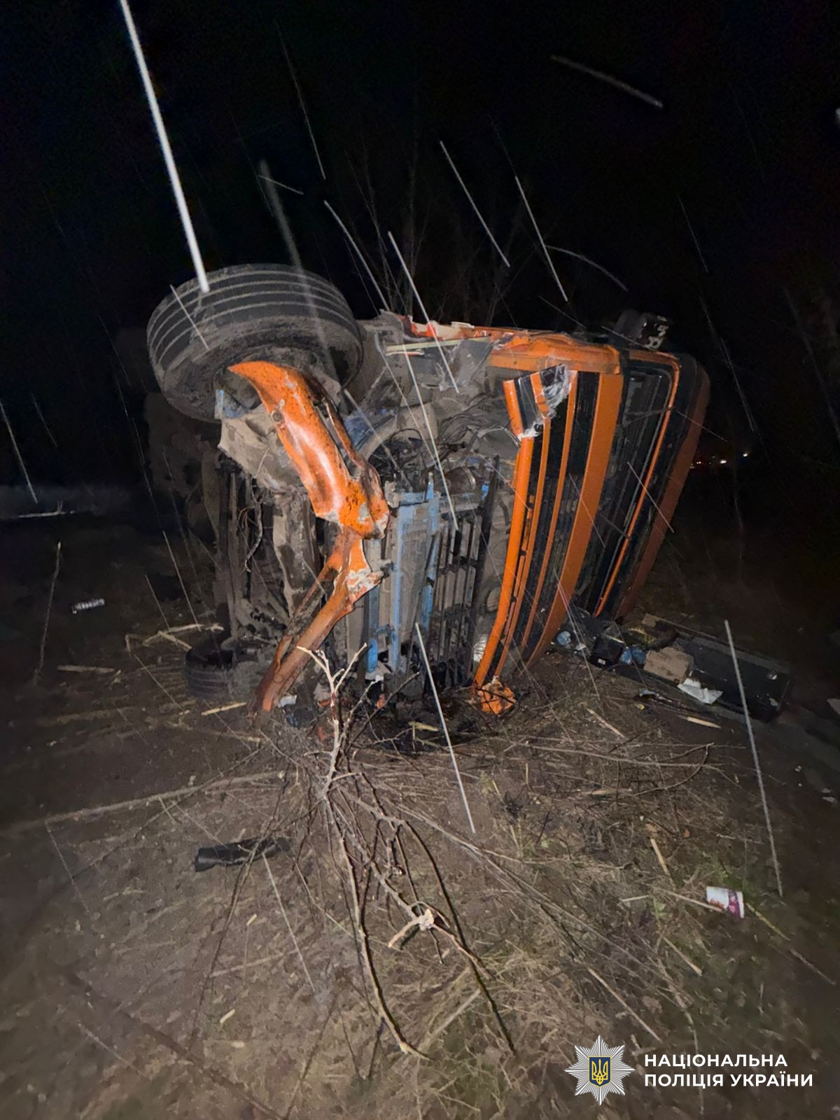 На Кіровоградщині внаслідок ДТП перекинулася вантажівка: двоє постраждалих