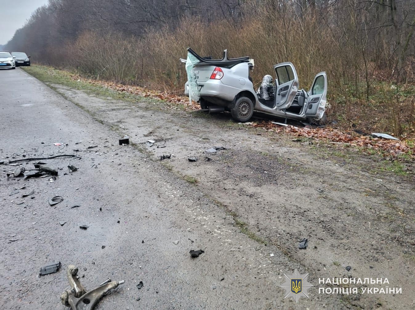 Потрійна ДТП на Львівщині: один з легковиків перетворився на металобрухт