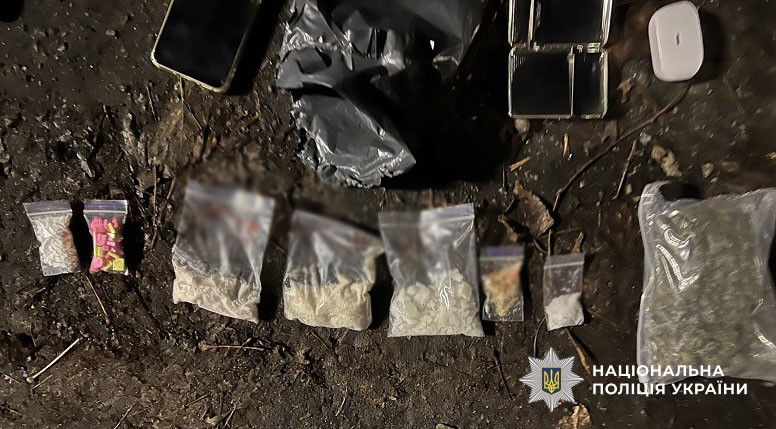 У Києві затримали 18-річну наркодилерку з великою партією "товару"