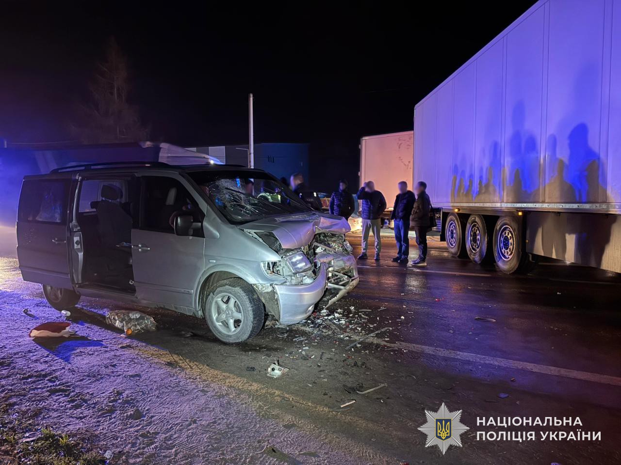 Во Львовской области столкнулись фура и микроавтобус