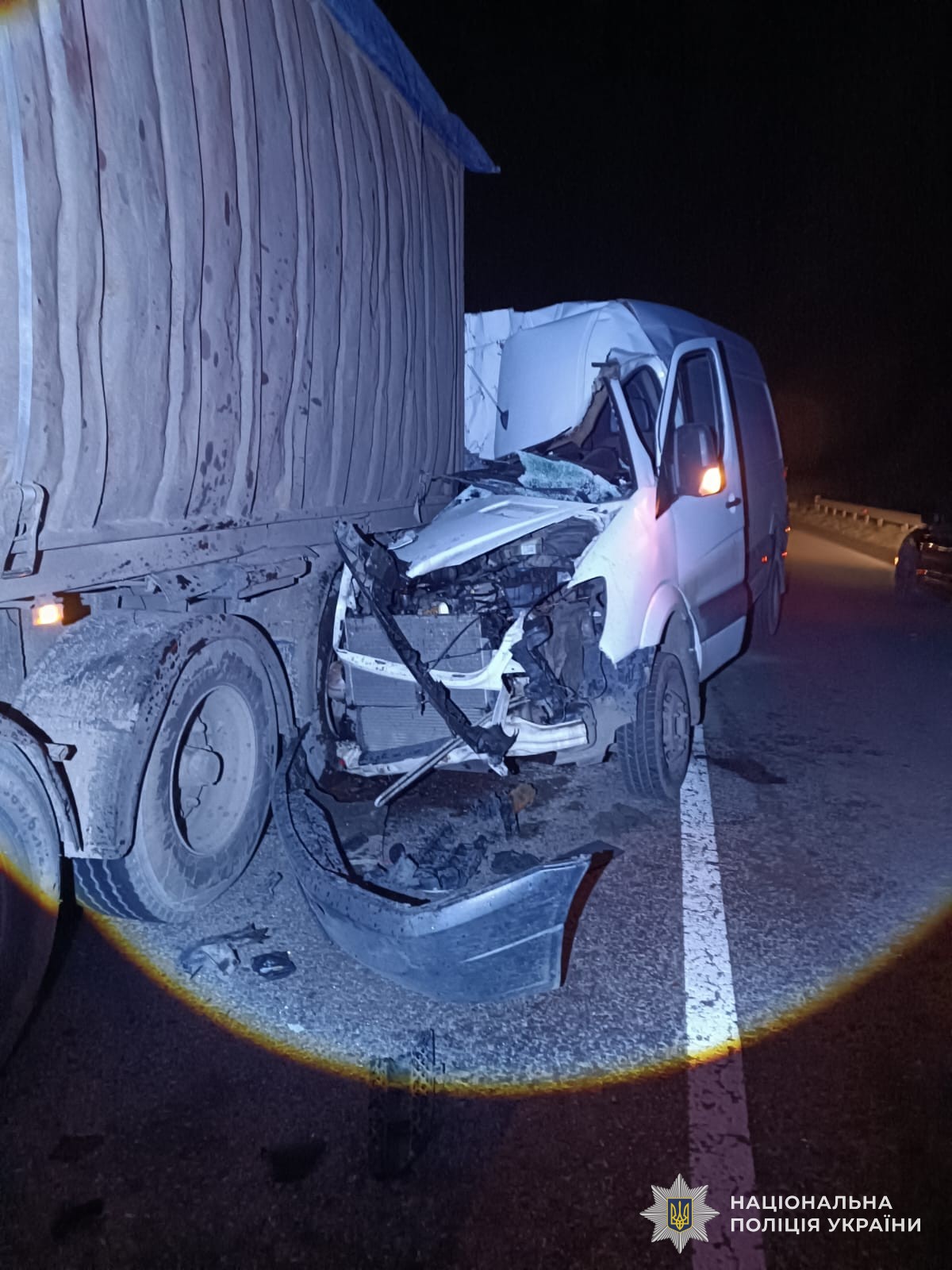 Во Львовской области автомобиль врезался в грузовик: двое пострадавших