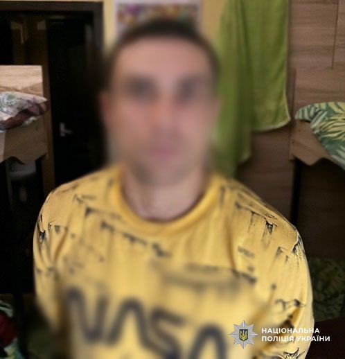 У Києві затримали зловмисника, який пограбував чоловіка в під’їзді багатоповерхівки