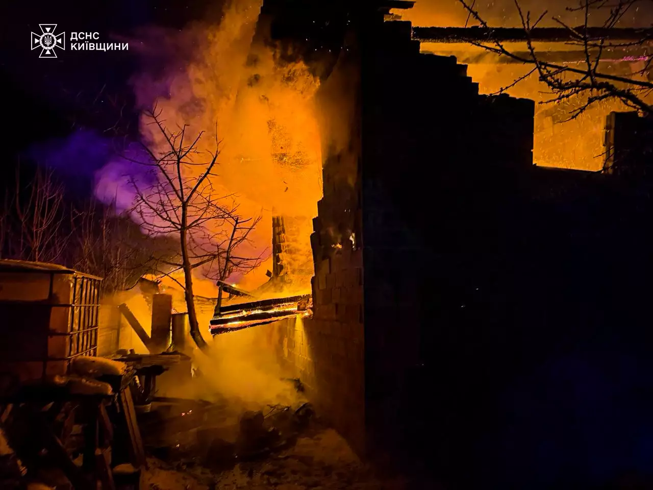 На Київщині в пожежі загинула жінка, постраждали чоловік та троє дітей