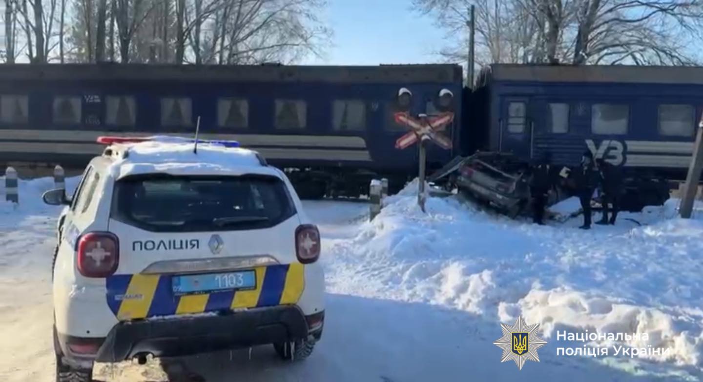 На Прикарпатье на железнодорожном переезде поезд протаранил легковушку: трое пострадавших