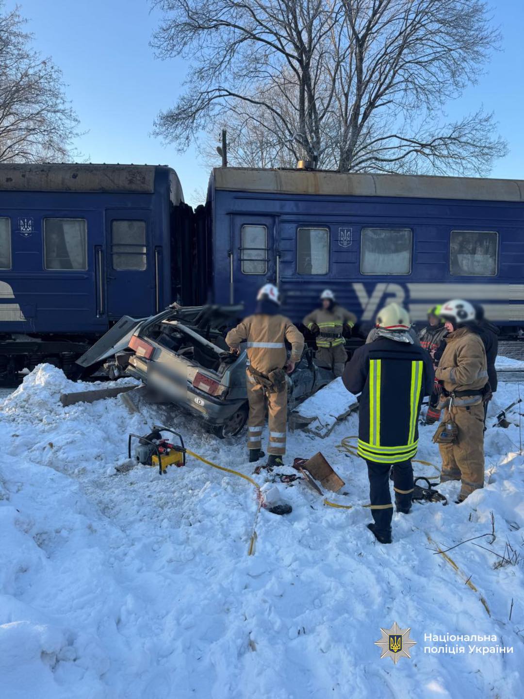 На Прикарпатье на железнодорожном переезде поезд протаранил легковушку: есть пострадавшие