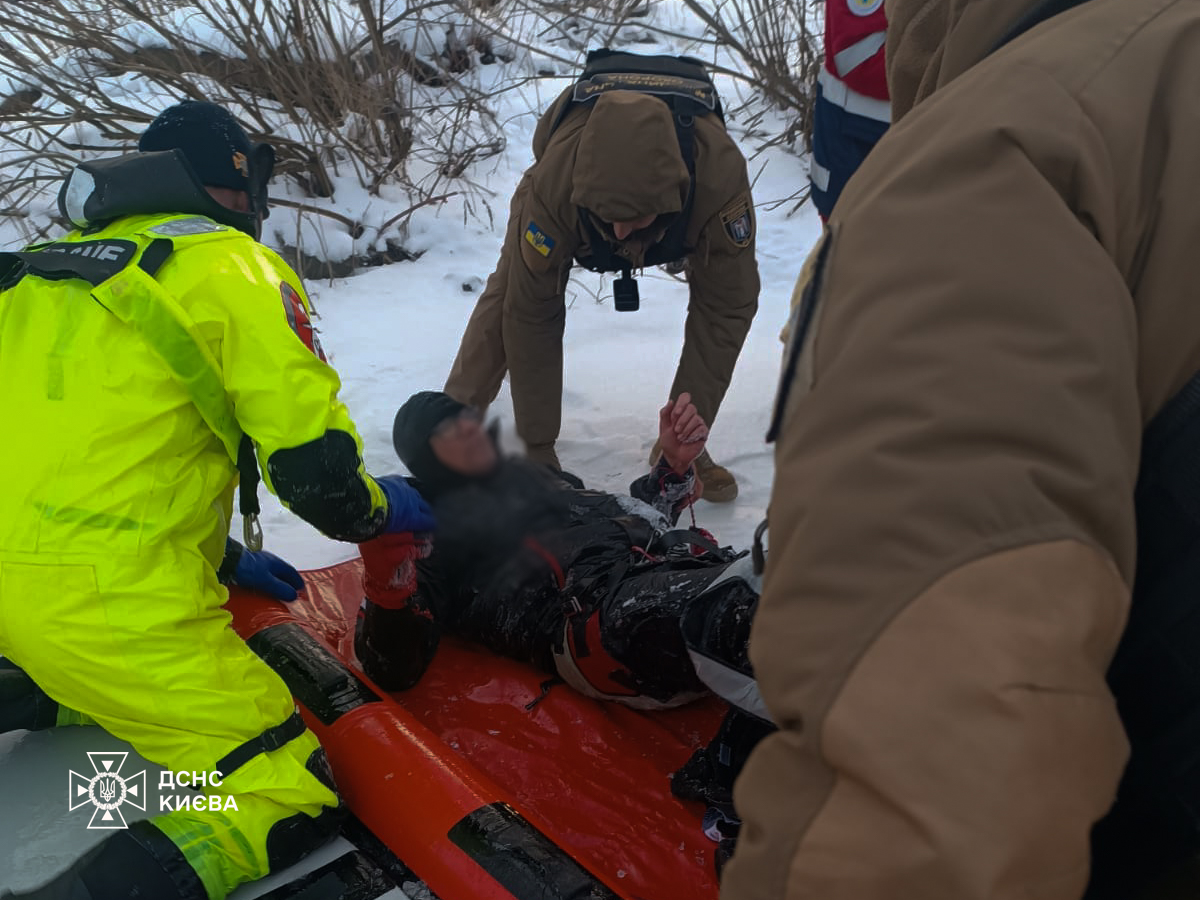 Катался на скайсерфинге: В Киеве спасатели вытащили из-под льда мужчину