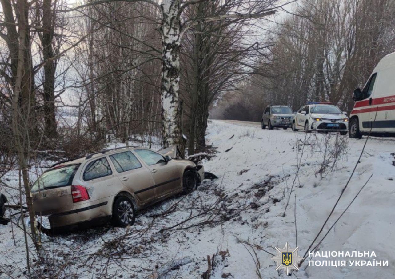 На Киевщине легковушка врезалась в дерево: трое пострадавших