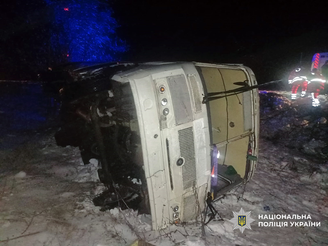 В Черниговской области автобус с пассажирами съехал в кювет и опрокинулся: 9 пострадавших