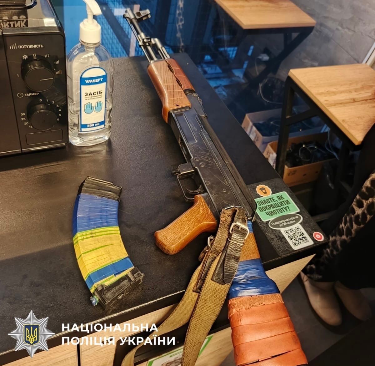 У Києві чоловіка покарають за прогулянку магазином із муляжем автомата