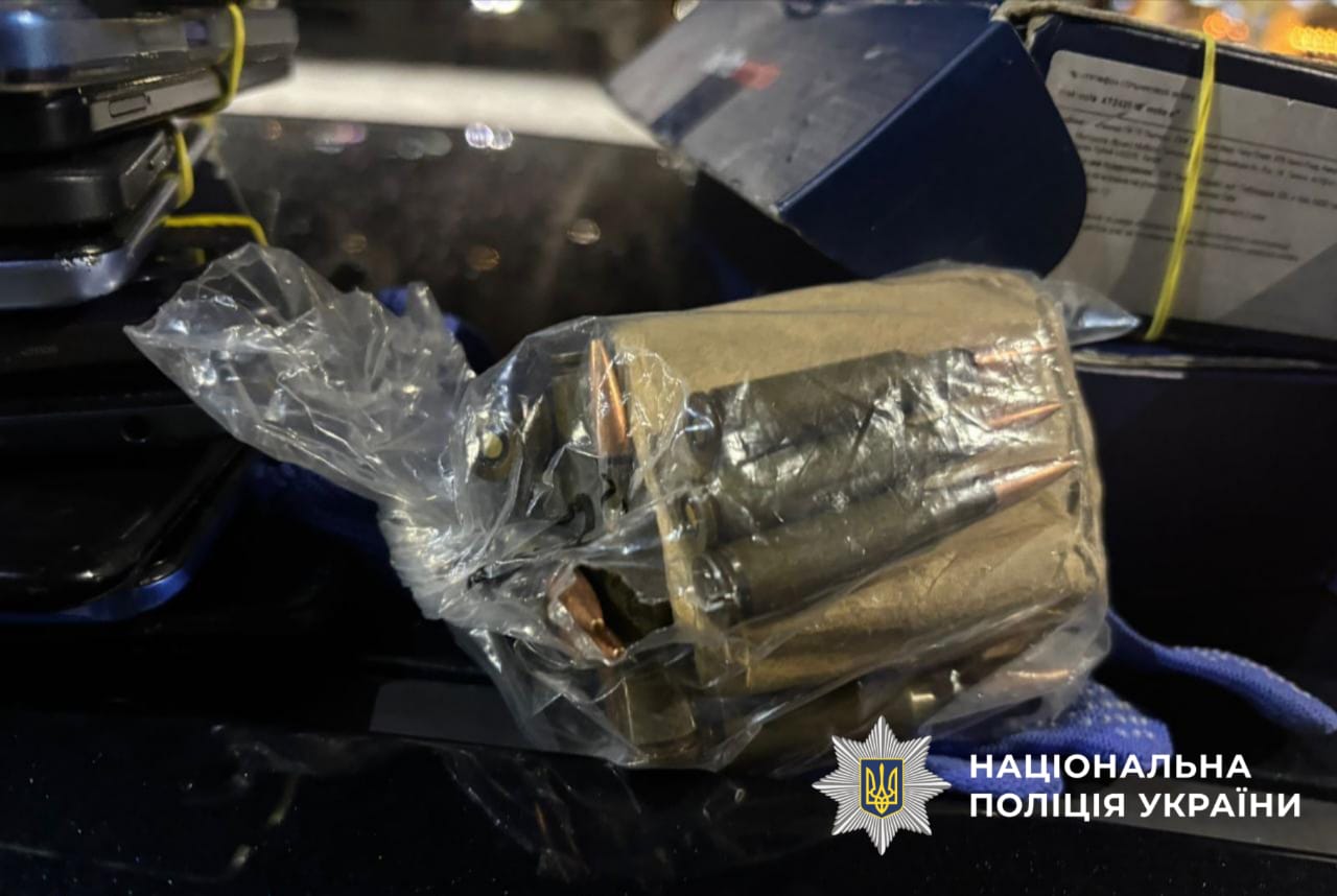 Вимагали 130 тисяч неіснуючого боргу доларів: на Київщині затримали групу рекетирів