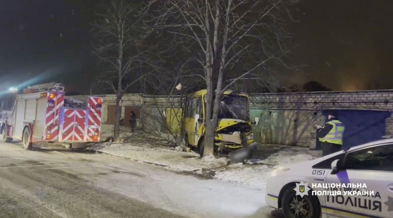 На Полтавщині маршрутка врізалась у дерево