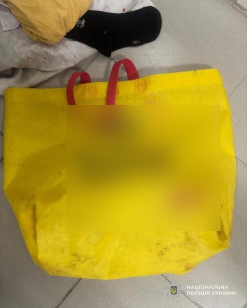 У Тернополі в під’їзді багатоповерхівки знайшли новонароджену дитину в сумці