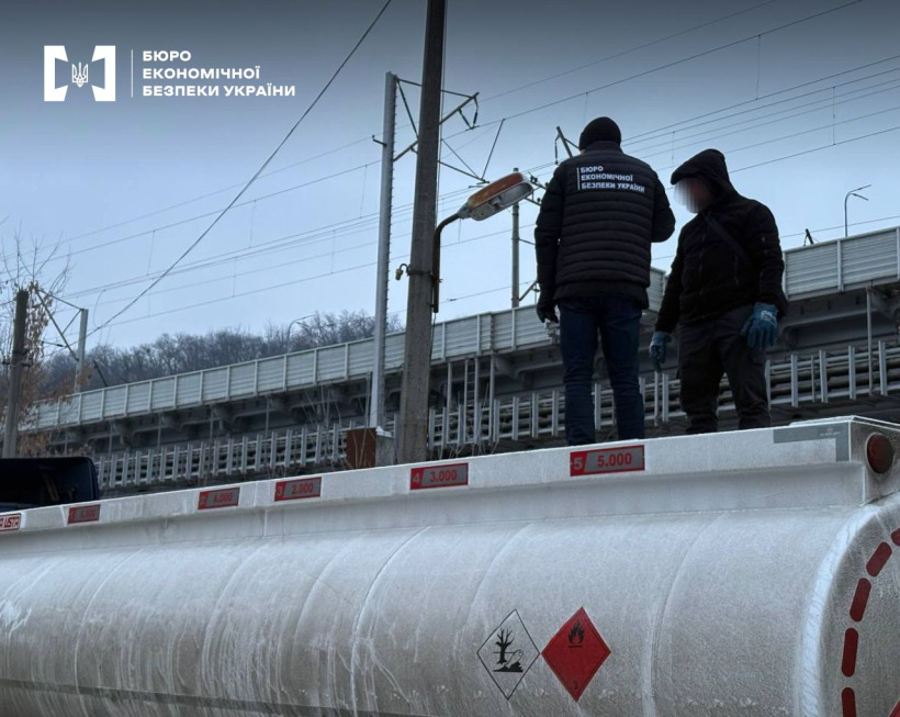 В Киеве ликвидировали нелегальную АЗС: полиция изъяла бензовоз и оборудование