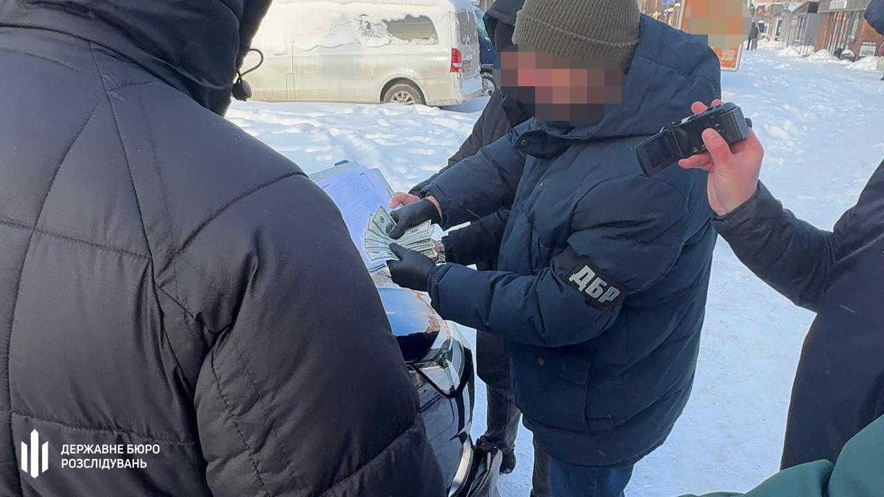 На Волині затримали посадовця ТЦК, який брав хабарі за зняття чоловіків з розшуку
