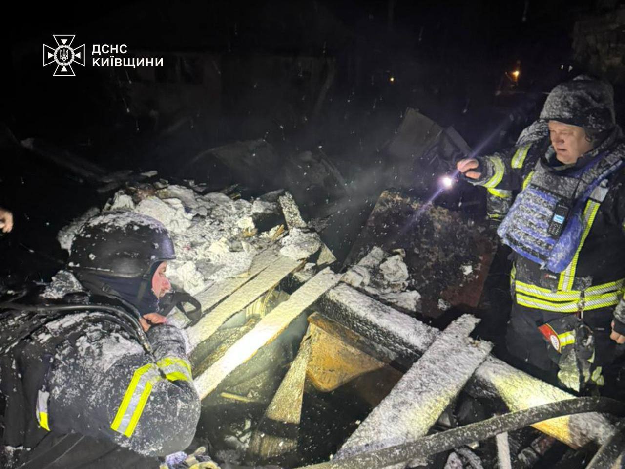 В Киевской области после вражеской атаки спасатели достали из-под завалов семью