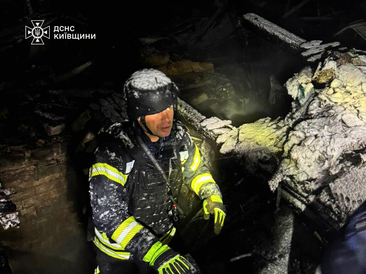 В Киевской области после вражеской атаки из-под завалов спасли четырех человек