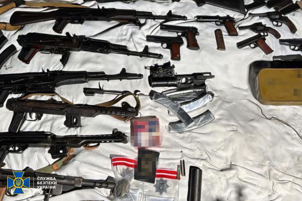 Разоблачена группировка, которая готовила продажу одной из крупнейших партий трофейного оружия – СБУ