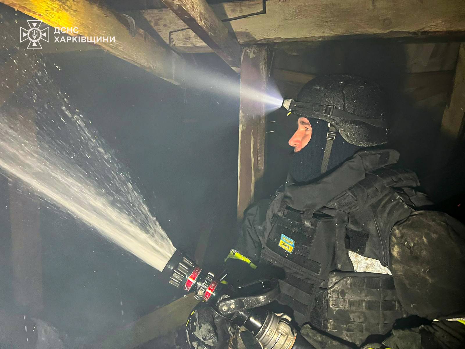 На Харьковщине ночью россияне атаковали админздание: произошел пожар