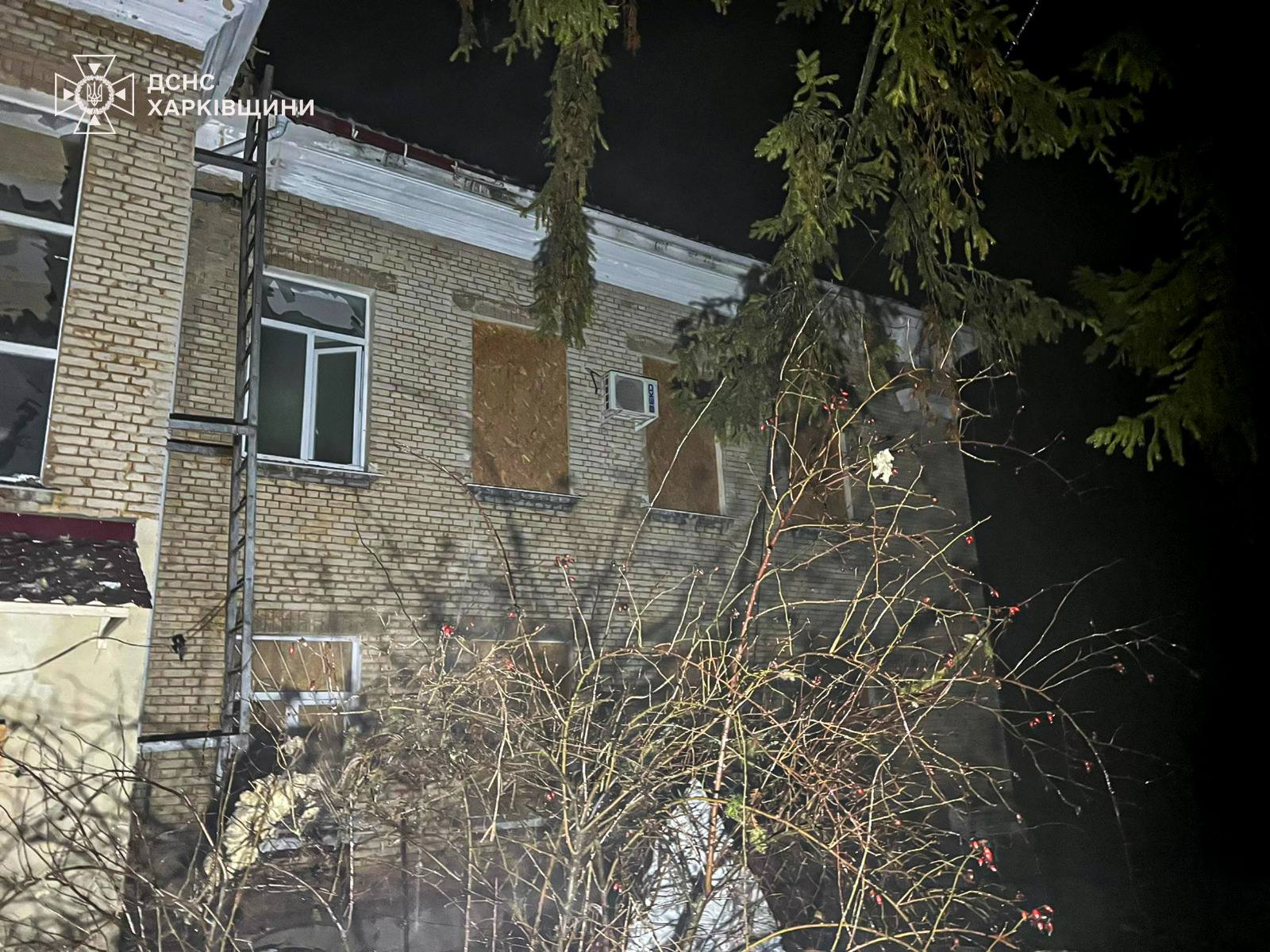 На Харьковщине ночью россияне атаковали админздание