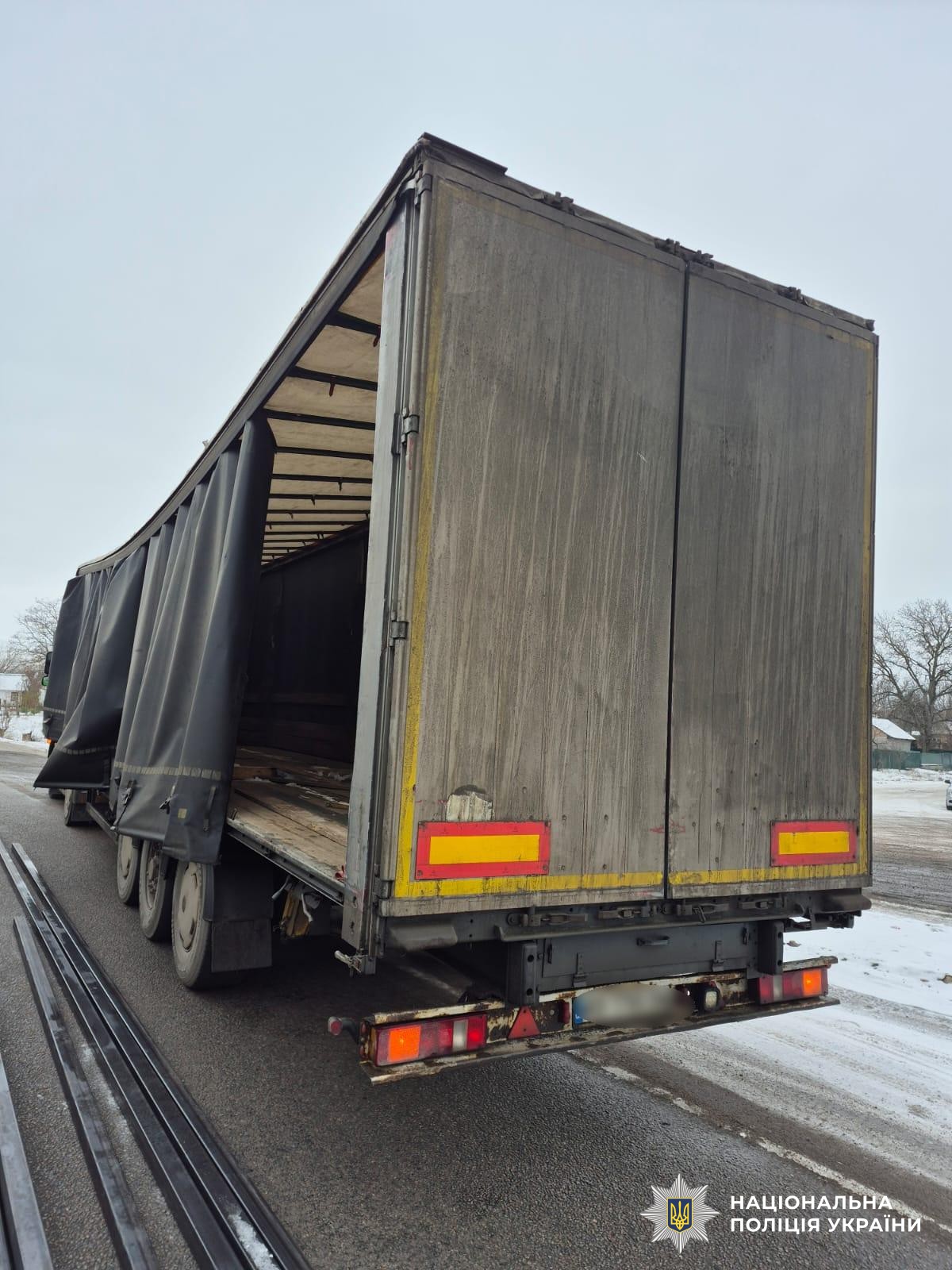 В Кировоградской области из-за падения груза с фуры погиб водитель легковушки