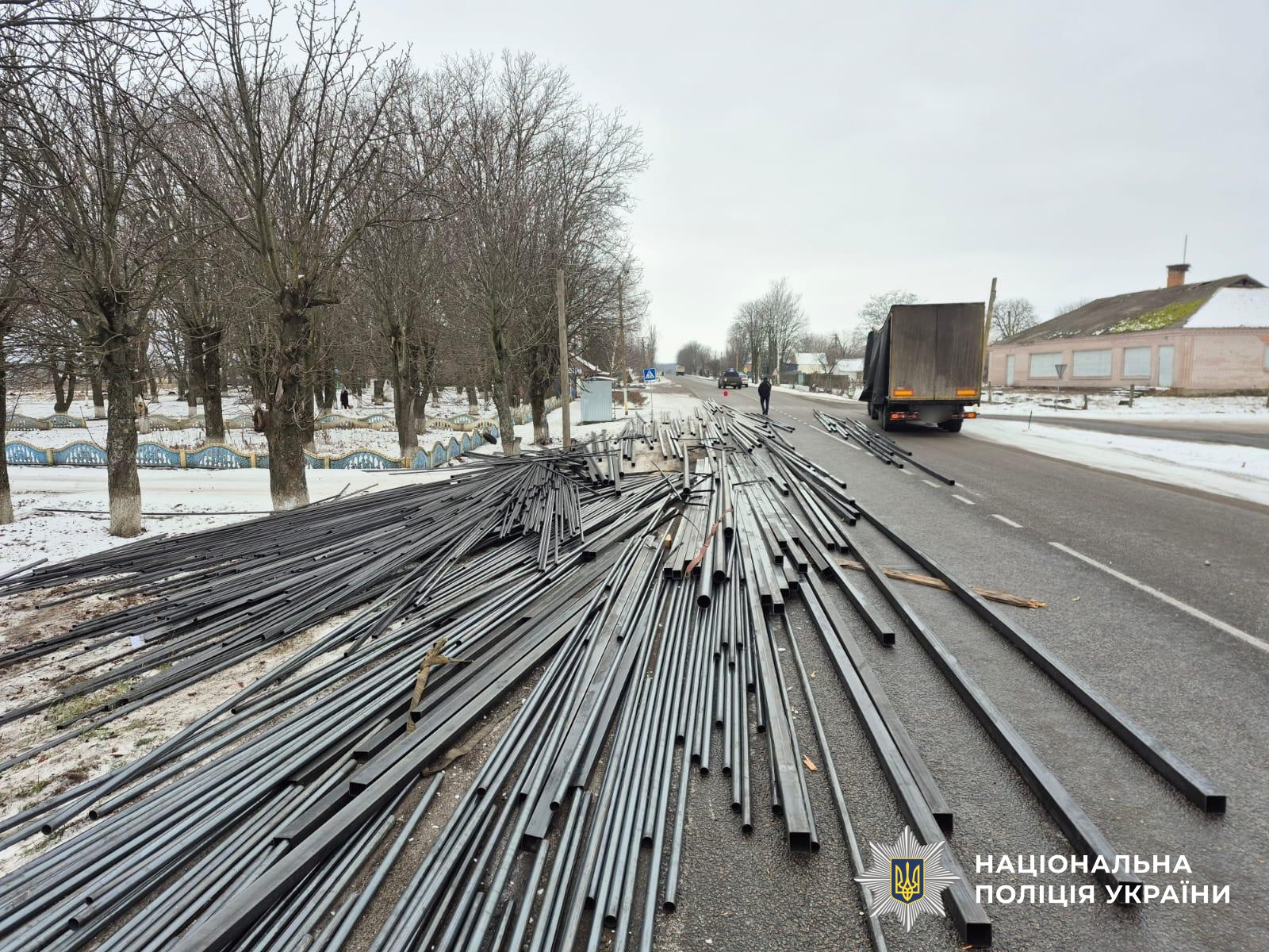 В Кировоградской области груз с фуры упал на авто: есть погибший и пострадавший