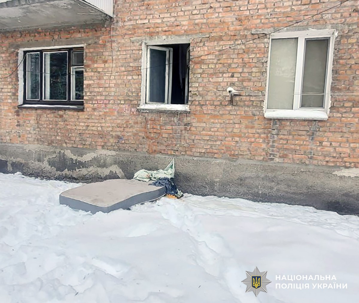 Бросил коктейль Молотова в окно квартиры: в Житомирской области пытался сжечь женщину с ребенком