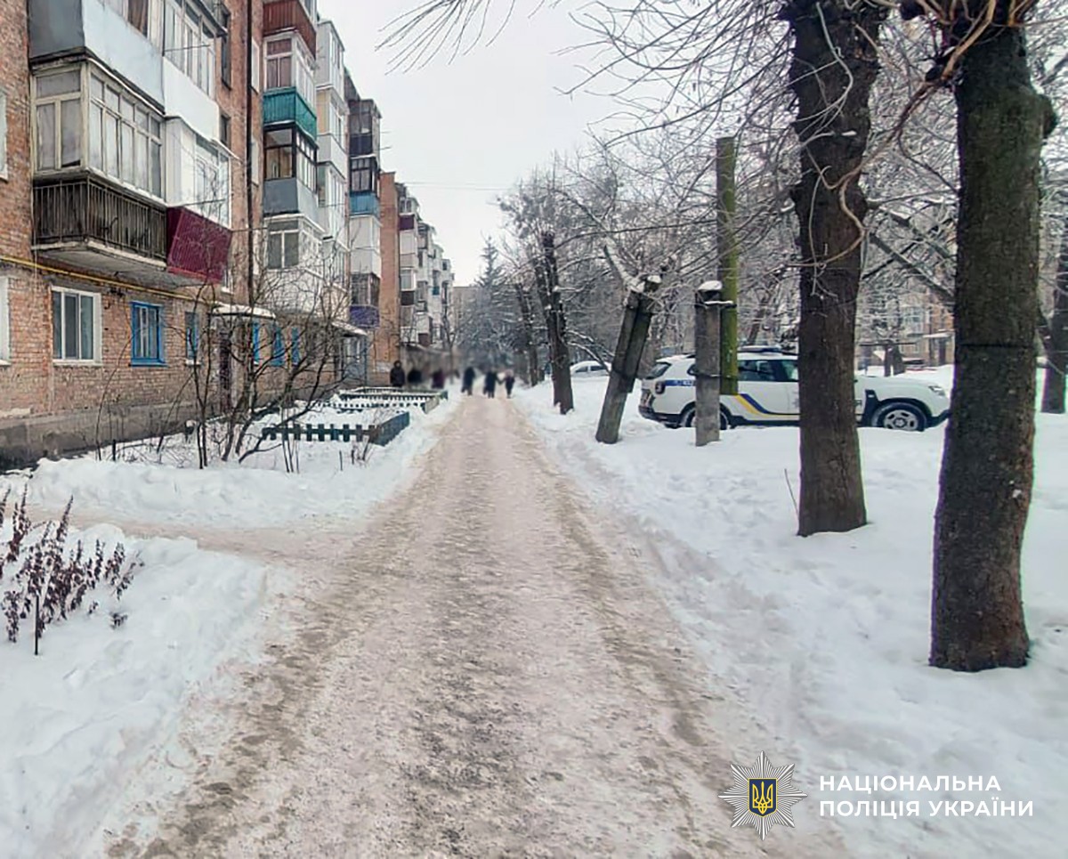 Бросил коктейль Молотова в квартиру: в Житомирской области пытался сжечь женщину с ребенком