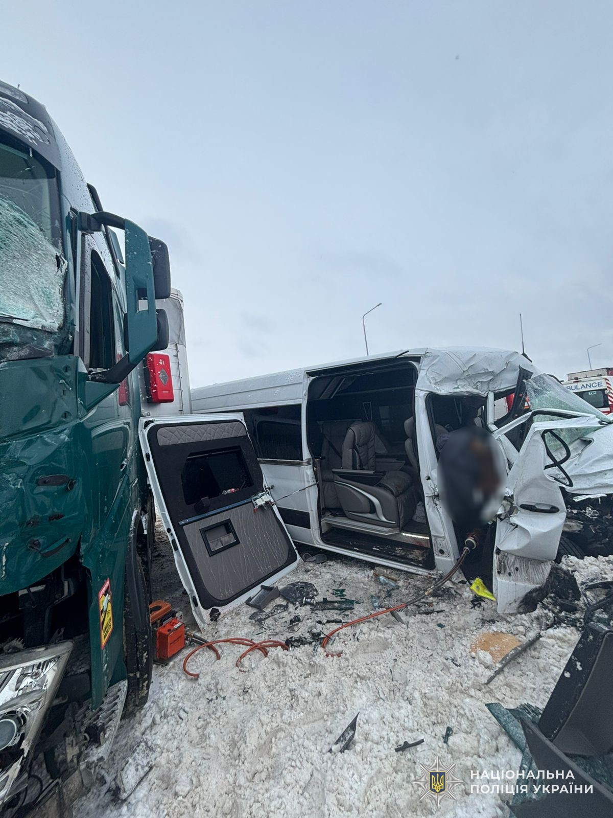 Столкновение микроавтобуса и грузовика во Львовской области: есть погибшие и травмированные