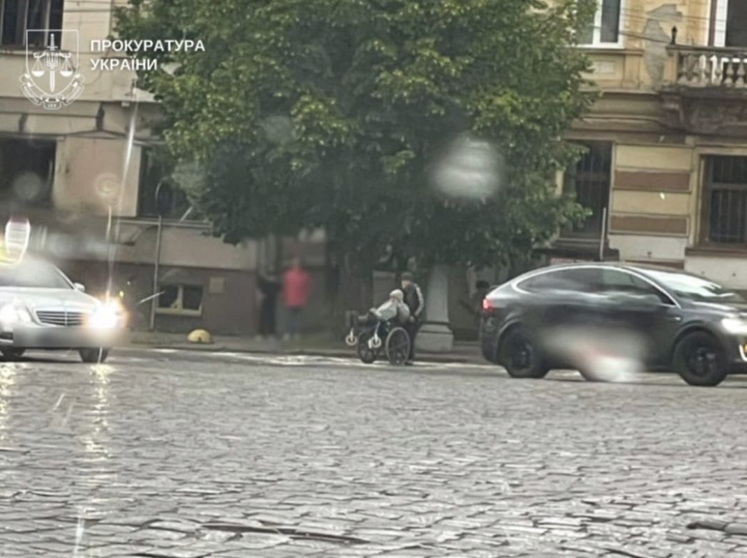 В Черновцах мужчина заставлял 76-летнюю женщину попрошайничать в колесном кресле