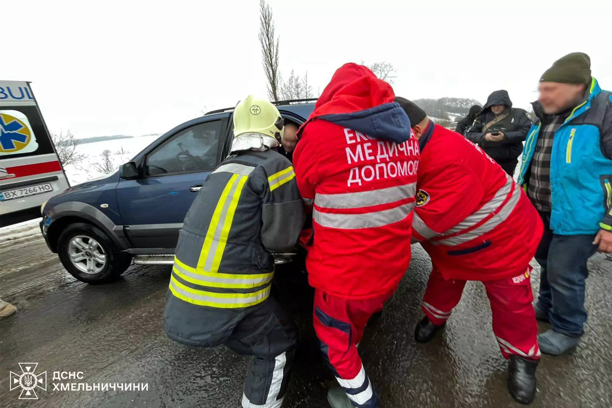На Хмельнитчине легковушка врезалась в грузовик MAN: пострадала женщина и 16-летняя девушка