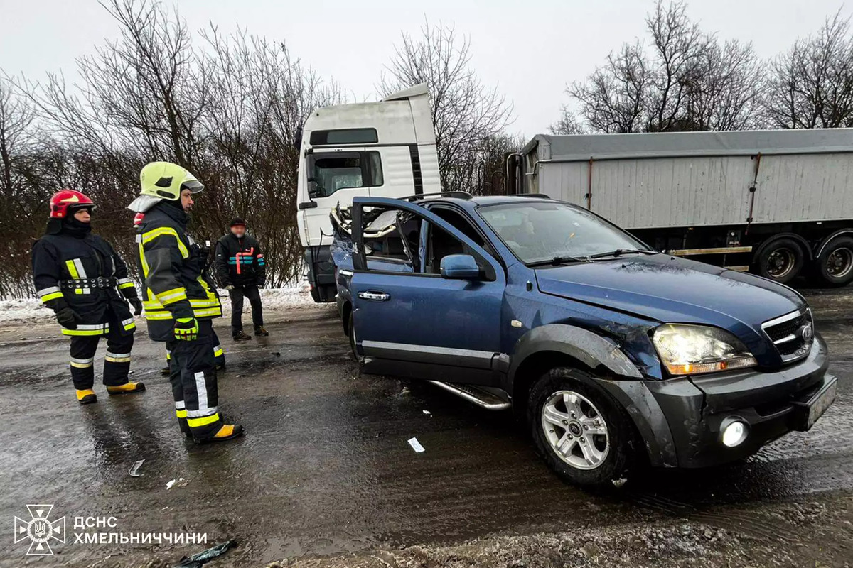 На Хмельнитчине легковушка врезалась в грузовик MAN: пострадавших госпитализировали