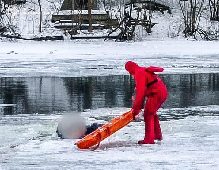 В Житомире спасатели получили тело мужчины из реки