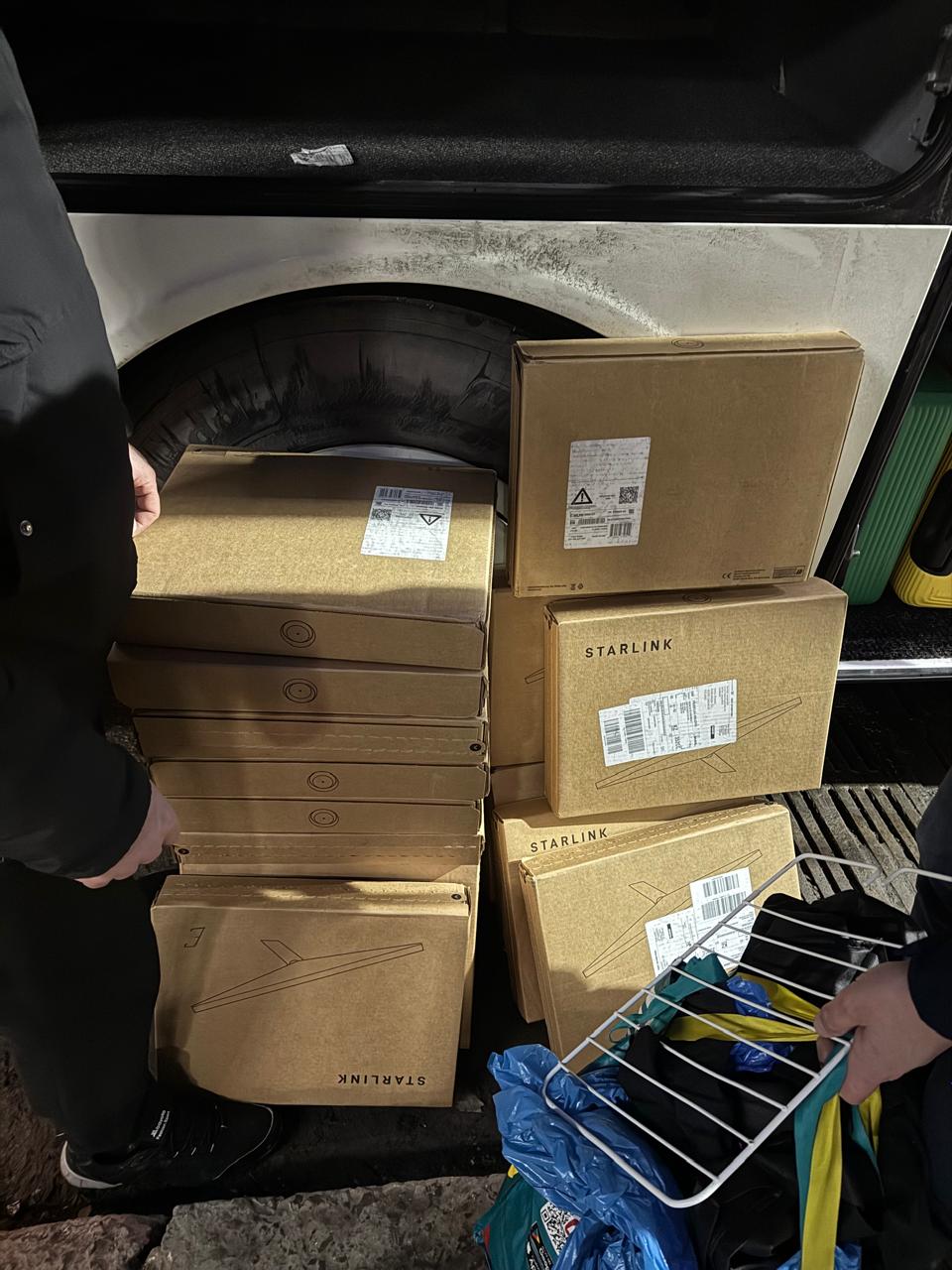 На Львівщині митники вилучили приховані в автобусі системи Starlink